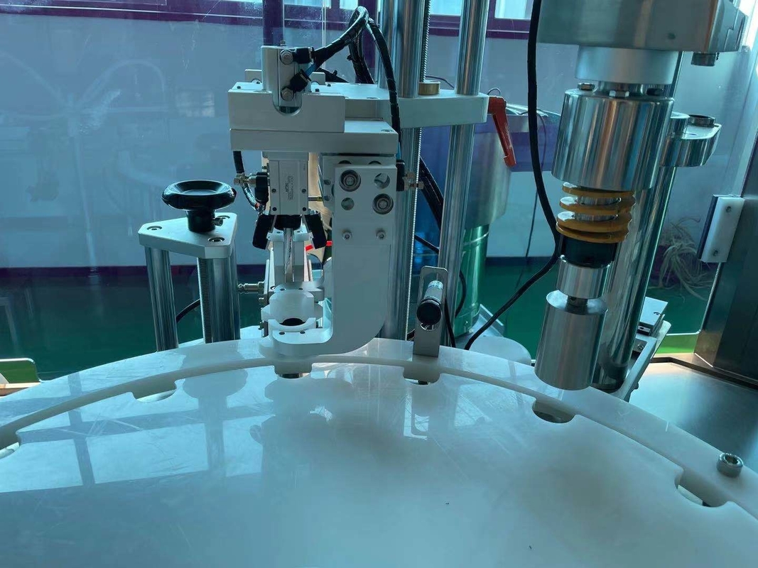 Μηχανή πλήρωσης / κάλυψης 10ml-100ml ρυθμιζόμενη στην τάση για εφαρμογές ακριβείας